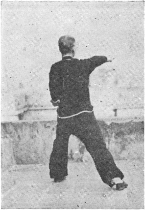 Posture 14 : le poing gauche perce à l&rsquo;extérieur du poing droit, le pied droit étaie vers l&rsquo;arrière — planche de l&rsquo;édition de 1957