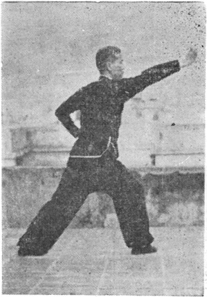 Posture 15 : le pied droit revient dans l&rsquo;axe de l&rsquo;est, le poing droit scelle vers l&rsquo;avant — planche de l&rsquo;édition de 1957