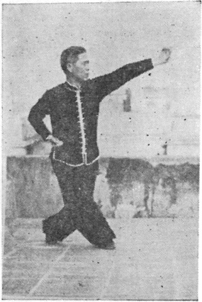 Posture 16 : pas torsadé, la main gauche scelle sous le coude droit, la droite se retire en poing à la taille — planche de l&rsquo;édition de 1957