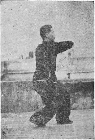 Posture 17 : pas torsadé, le poing droit frappe le coude fléchi sur la paume gauche ouverte — planche de l&rsquo;édition de 1957