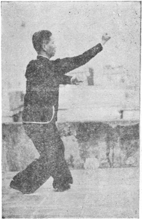 Posture 18 : pas torsadé inchangé, le coude droit se déploie de l&rsquo;intérieur vers l&rsquo;extérieur en poing qui frappe — planche de l&rsquo;édition de 1957