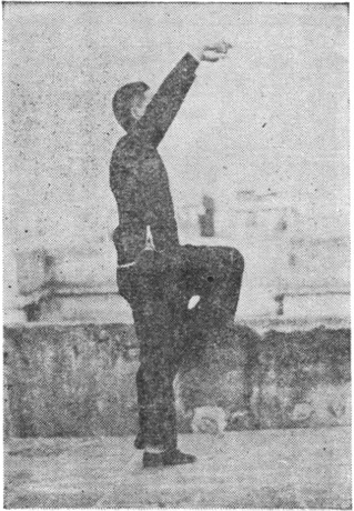 Posture 19 : jambe droite levée, les deux mains en crochet levées très haut — planche de l&rsquo;édition de 1957