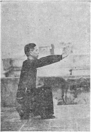 Posture 20 : pas de l&rsquo;anneau droit, les deux paumes pressent vers le bas — planche de l&rsquo;édition de 1957