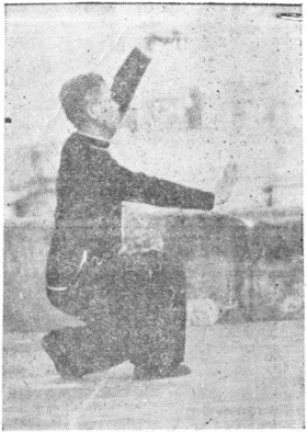 Posture 21a : pas inchangé, la main gauche en crochet se lève — planche de l&rsquo;édition de 1957