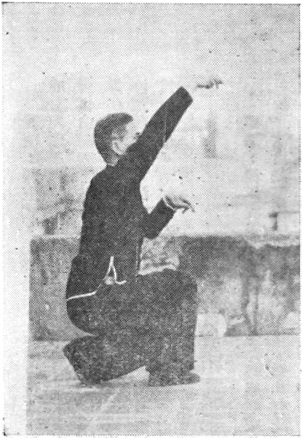 Posture 21b : la main droite en crochet se lève, la gauche descend devant la poitrine — planche de l&rsquo;édition de 1957
