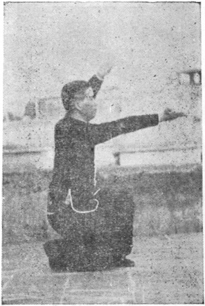 Posture 22 : pas de l&rsquo;anneau gauche, la main gauche couvre la tête, la droite tranche la taille — planche de l&rsquo;édition de 1957
