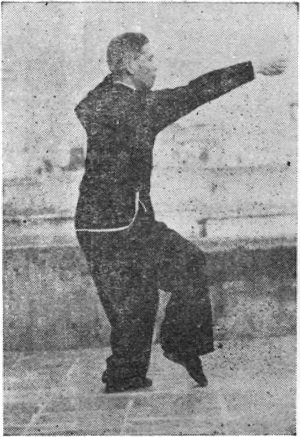 Posture 23a : le pied droit avance, la paume droite scelle vers l&rsquo;avant — planche de l&rsquo;édition de 1957