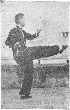 Posture 23c : le corps s&rsquo;élance et le pied droit avancé lance le coup de pied — planche de l&rsquo;édition de 1957