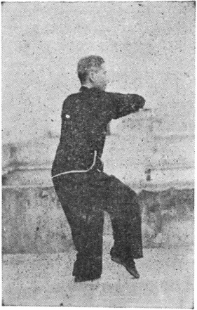 Posture 24 : pas du tigre enjambé, le coude droit sort en travers vers l&rsquo;avant, la main gauche vient à sa rencontre — planche de l&rsquo;édition de 1957