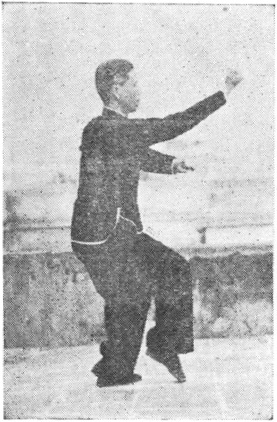 Posture 25 : pas du tigre enjambé, le poing du coude fléchi sort en revers de l&rsquo;intérieur — planche de l&rsquo;édition de 1957