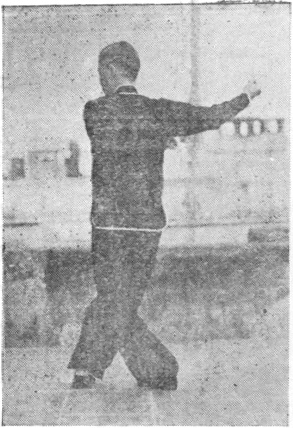 Posture 26a : le pied droit avancé passe devant et tourne vers l&rsquo;arrière — planche de l&rsquo;édition de 1957