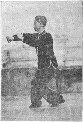 Posture 26b : pas torsadé, la main droite balaie en travers et la paume gauche la claque — planche de l&rsquo;édition de 1957