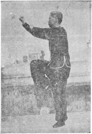 Posture 27 : jambe droite levée, les deux poings enroulent vers le haut, le gauche contre l&rsquo;intérieur du bras droit — planche de l&rsquo;édition de 1957