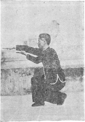 Posture 28 : pas de l&rsquo;anneau droit, la paume droite tombe droit vers l&rsquo;avant et le bas sur la paume gauche — planche de l&rsquo;édition de 1957