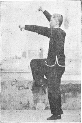 Posture 29 : jambe droite levée, les deux paumes montent, la droite barrant au-dessus de la tête — planche de l&rsquo;édition de 1957