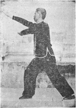Posture 30 : pas d&rsquo;ascension à droite, les deux paumes tombent, la droite longue et la gauche courte — planche de l&rsquo;édition de 1957