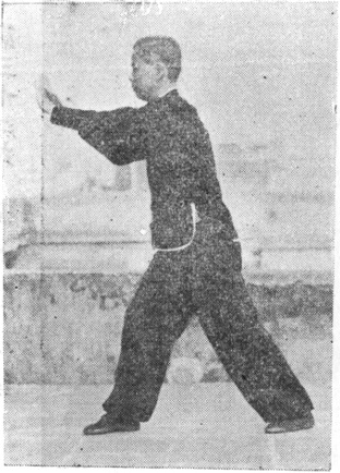 Posture 31a : la main gauche perce sous le coude droit jusqu&rsquo;au-delà de la pointe du poing — planche de l&rsquo;édition de 1957