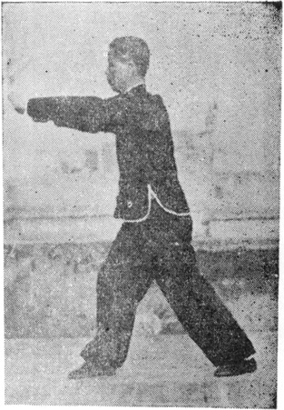 Posture 32a : la paume gauche rase en sortant au-dessus du bras droit et scelle — planche de l&rsquo;édition de 1957