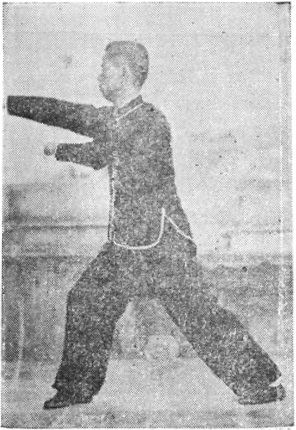 Posture 32b : recul sur place en ascension à droite, le poing droit pique à nouveau — planche de l&rsquo;édition de 1957
