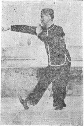 Posture 34 : pas inchangé en sept étoiles, la main haute se retire puis revient heurter la paume gauche avant de frapper — planche de l&rsquo;édition de 1957