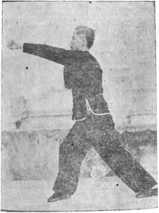 Posture 35b : la main droite scellante se colle à l&rsquo;épaule gauche, le poing gauche frappe en cercle vers la droite — planche de l&rsquo;édition de 1957