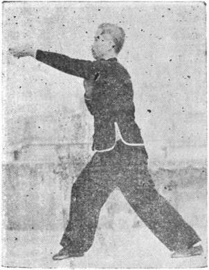 Posture 36a : pas inchangé, le poing gauche devenu main scellante scelle vers l&rsquo;avant — planche de l&rsquo;édition de 1957