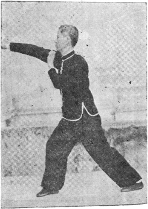 Posture 36b : la main gauche scellante se colle à l&rsquo;épaule droite, le poing droit balaie vers la gauche — planche de l&rsquo;édition de 1957