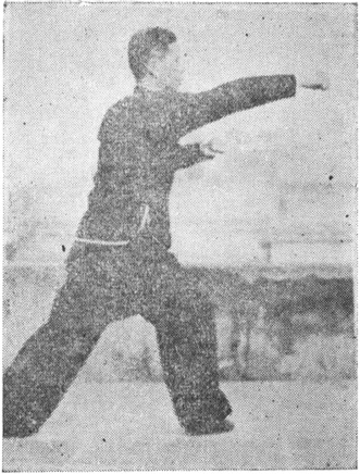 Posture 38 : pas d&rsquo;ascension à droite, crochet de la main droite, scellement de la gauche, puis départ du poing droit — planche de l&rsquo;édition de 1957