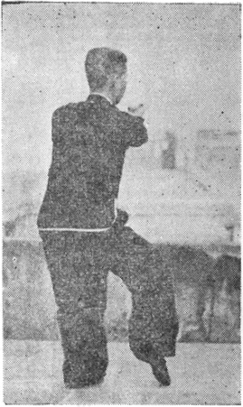 Posture 39a : pas du tigre enjambé, le poing droit balaie en travers vers l&rsquo;arrière — planche de l&rsquo;édition de 1957