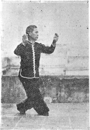 Posture 40a : pas torsadé, les dos des deux mains scellent de la gauche vers la droite — planche de l&rsquo;édition de 1957