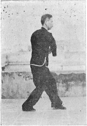 Posture 41a : avancée du pied gauche, les deux poings pendant vers le bas — planche de l&rsquo;édition de 1957