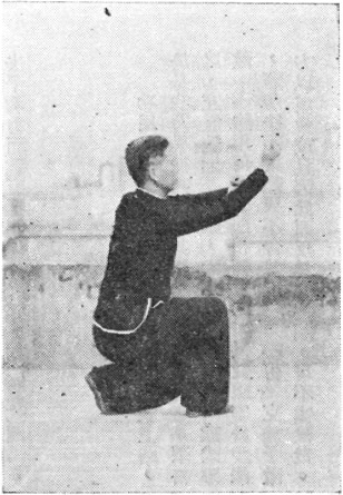 Posture 41b : pas de l&rsquo;anneau droit après le bond, la main pousse droit devant — planche de l&rsquo;édition de 1957
