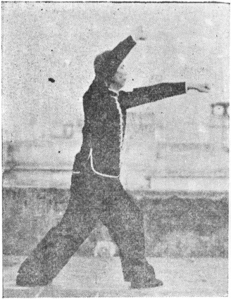 Posture 42 : élan du pied droit vers l&rsquo;arrière en pas d&rsquo;ascension, le poing droit fait le pont au-dessus de la tête — planche de l&rsquo;édition de 1957