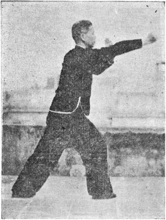 Posture 43 : pas d&rsquo;ascension à droite, le poing droit en caractère 日 fend droit vers le bas — planche de l&rsquo;édition de 1957