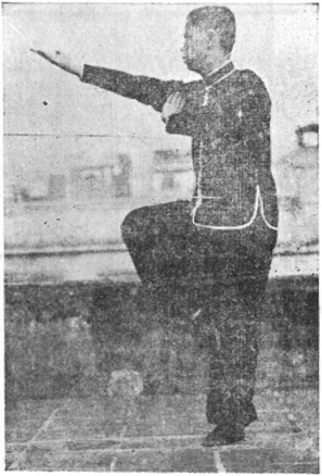 Posture 4a : la paume droite courte tombe en revers devant, le pas inchangé — planche de l&rsquo;édition de 1957
