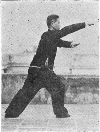 Posture 44 : pas d&rsquo;ascension à droite, la paume en face yin couvre en tombant — planche de l&rsquo;édition de 1957