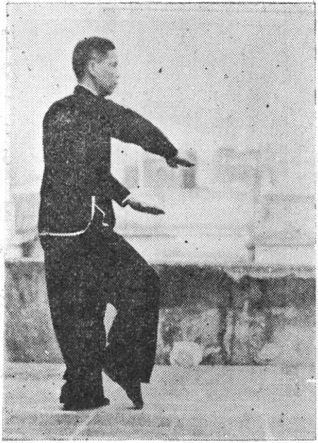 Posture 45a : le pied avant se relève, les deux paumes se retirent vers le bas à gauche — planche de l&rsquo;édition de 1957