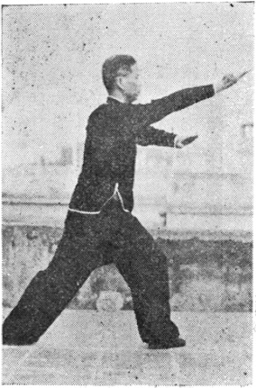 Posture 45b : pas d&rsquo;ascension à droite, les deux paumes ressortent en revers vers l&rsquo;avant — planche de l&rsquo;édition de 1957