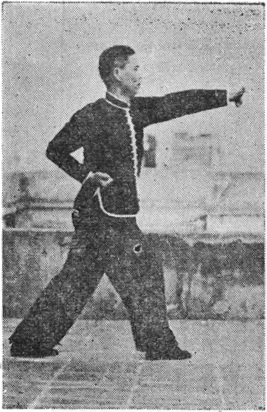 Posture 46 : le pas recule d&rsquo;un demi-pied, la paume gauche sort en travers en appui — planche de l&rsquo;édition de 1957