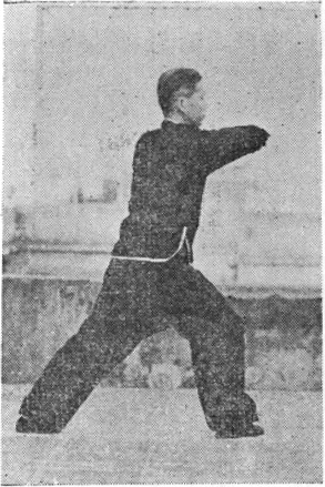 Posture 47 : pas d&rsquo;ascension à droite, la main droite frappe du coude fléchi vers l&rsquo;avant — planche de l&rsquo;édition de 1957