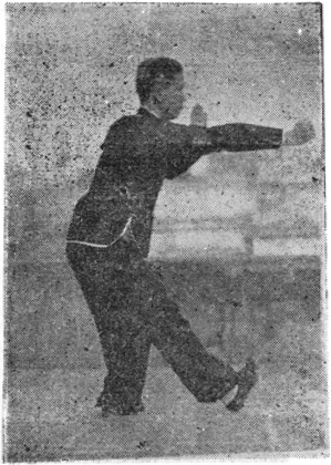 Posture 49 : pas inchangé, la main droite passe derrière le dos puis fend en tombant du haut — planche de l&rsquo;édition de 1957