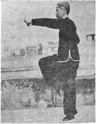 Posture 4b : la paume gauche sort en couvrant de côté et vers le bas — planche de l&rsquo;édition de 1957