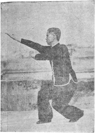 Posture 4c : pas de l&rsquo;anneau droit, la paume droite frappe en revers du haut vers le bas — planche de l&rsquo;édition de 1957