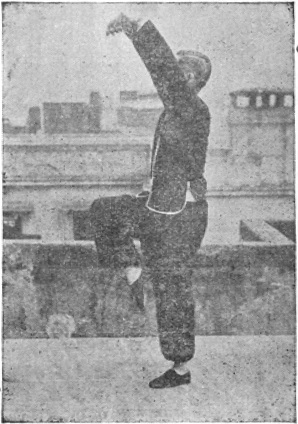 Posture 5 : jambe droite levée, les deux mains en crochet dressées très haut — planche de l&rsquo;édition de 1957