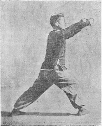 Posture 7 : le poing droit et la paume gauche se heurtant au centre, en posture d&rsquo;ascension — planche de l&rsquo;édition de 1958