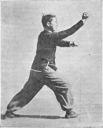 Posture 8 : la main gauche scellant de haut en bas, le poing droit qui pique en revers vers le haut — planche de l&rsquo;édition de 1958