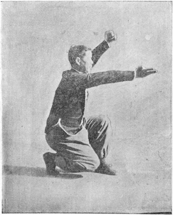 Posture 9 : entrée dans l&rsquo;anneau à gauche, la main gauche au-dessus de la tête, la paume droite qui balaie en travers — planche de l&rsquo;édition de 1958