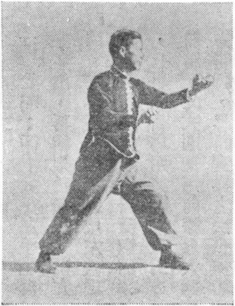 Posture 10a : les deux mains scellant vers l&rsquo;avant, l&rsquo;une en yin et l&rsquo;autre en yang — planche de l&rsquo;édition de 1958