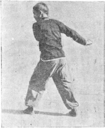 Posture 11b : le pied gauche qui recule d&rsquo;un pas — planche de l&rsquo;édition de 1958