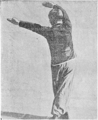 Posture 11c : pas furtif, la paume gauche tendue vers l&rsquo;ouest, la paume droite au-dessus de la tête — planche de l&rsquo;édition de 1958